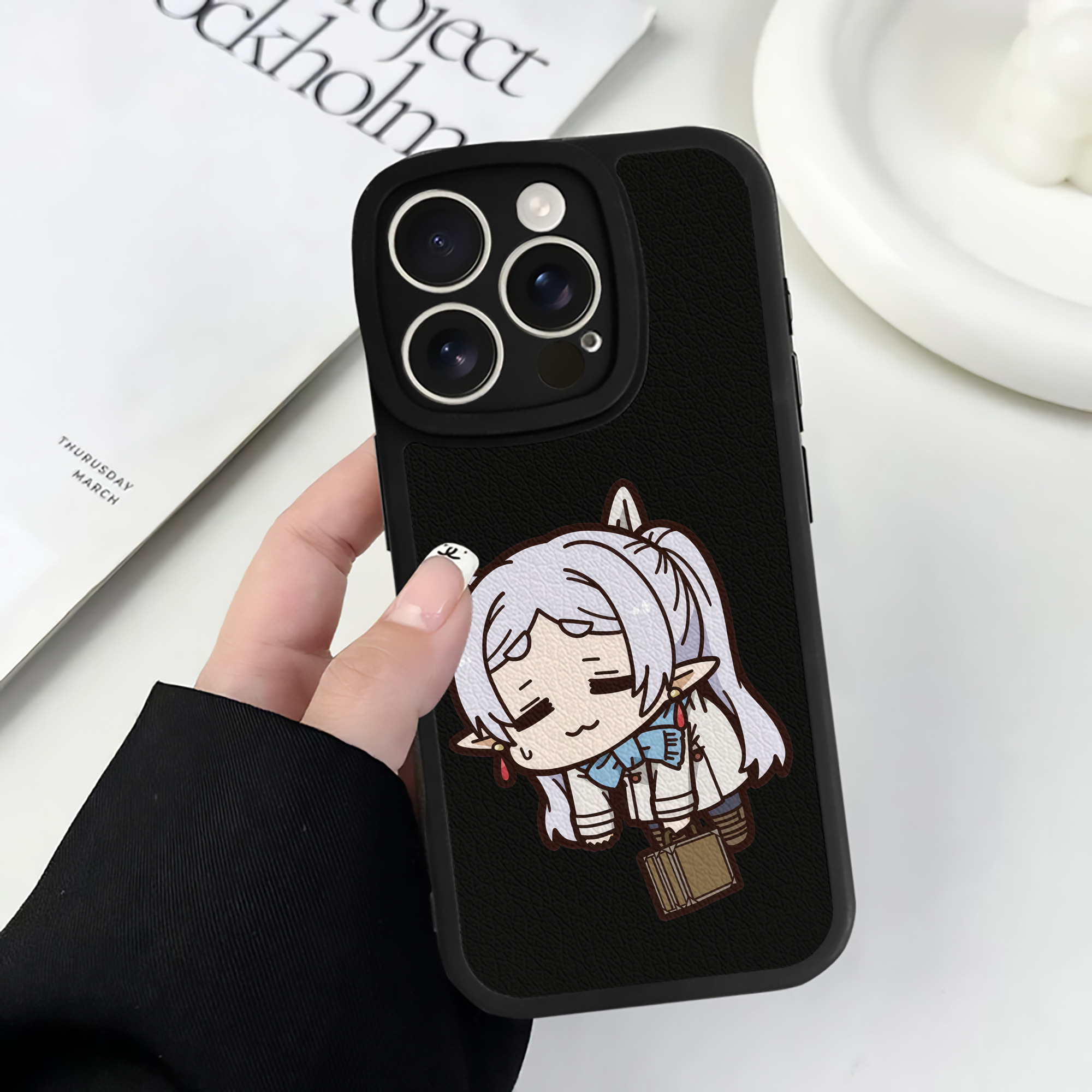 （画像用） 葬送のフリーレン Frieren 【iPhone 16シリーズ対応】シリコンスマホケース（レザー調） 材質：シリコン